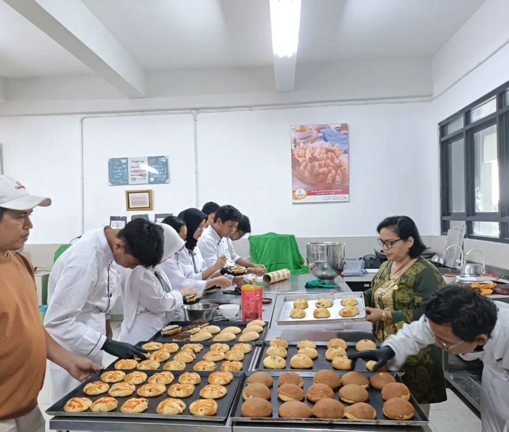 siswa-smk-tata-boga-smkn-38-membuat-kue